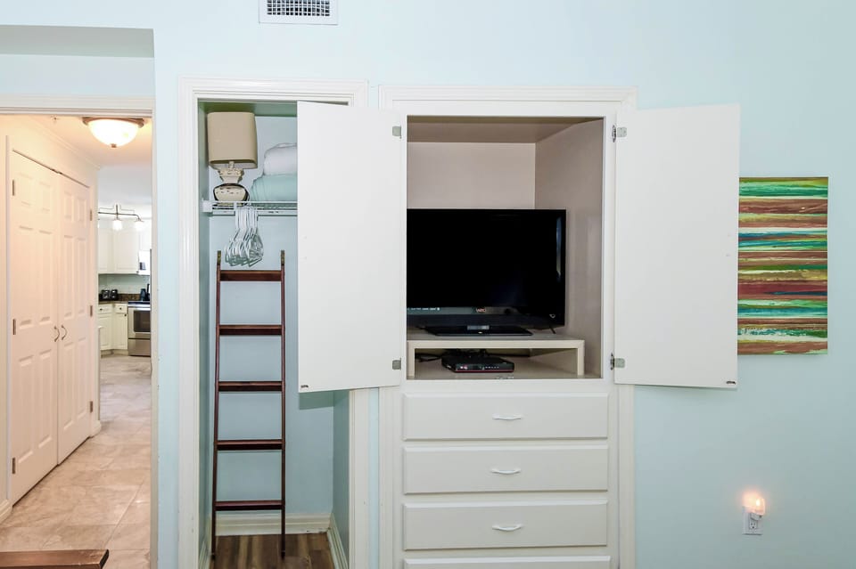 Silver Shells St. Maarten 1107 - Guest Bedroom 2 with TV