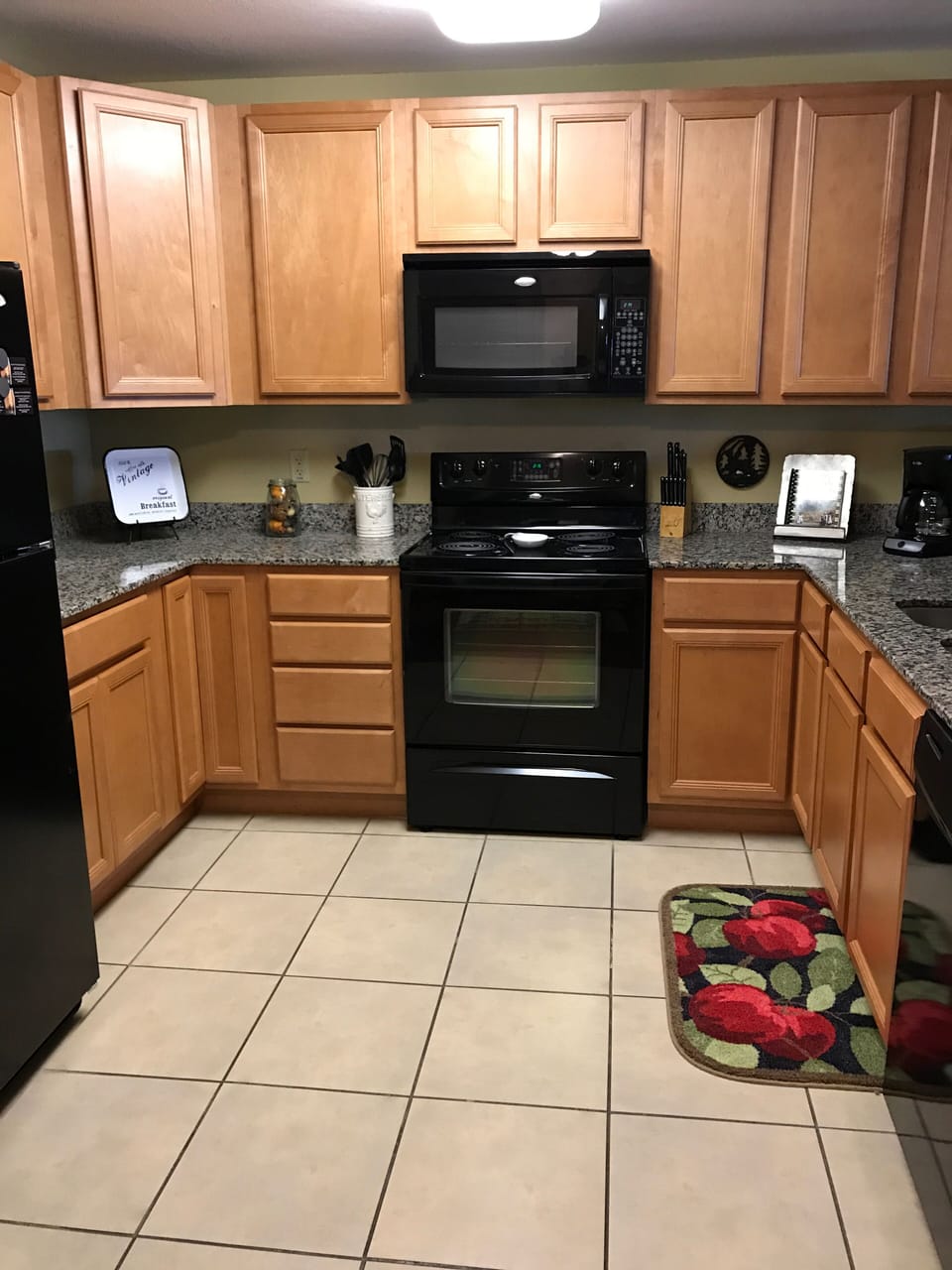 Spacious kitchen with full size appliances.