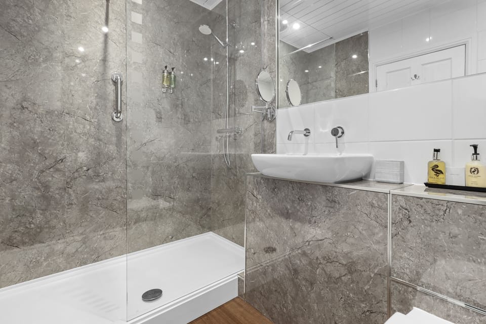 Superior Double Room | Bathroom | Combined shower/tub, free toiletries, hair dryer, towels