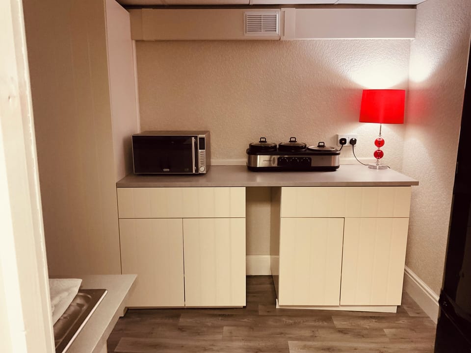 Superior Apartment | Premium bedding, desk, iron/ironing board, free WiFi