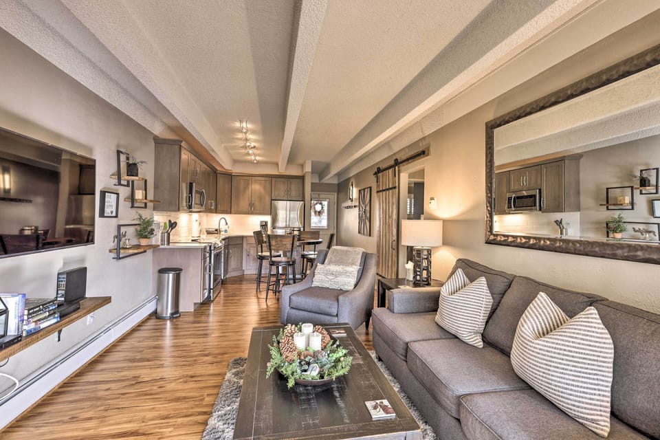 Living Area | Free WiFi