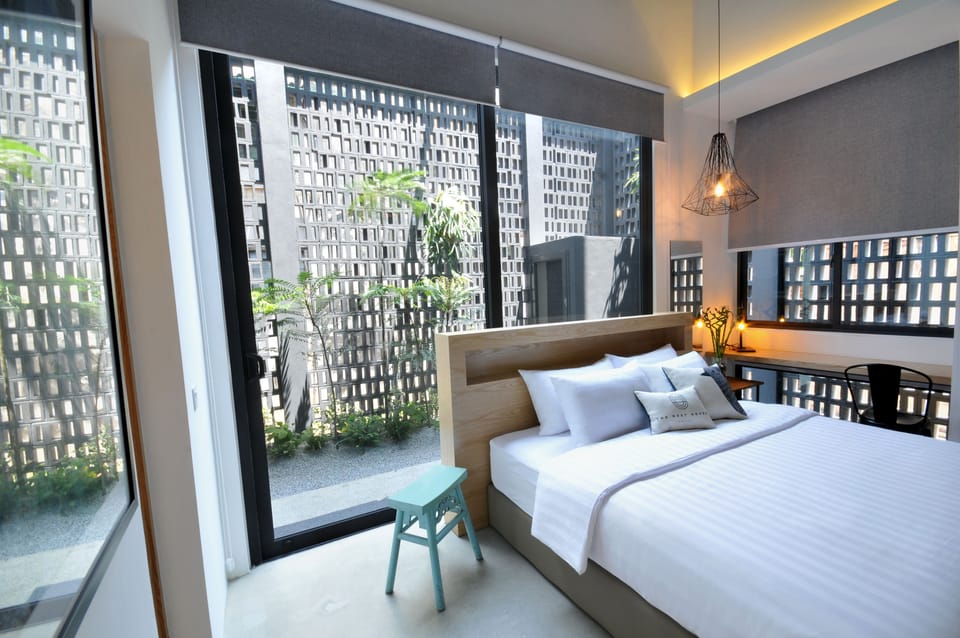 Premium King With Own Garden | Desk, iron/ironing board, free WiFi, bed sheets
