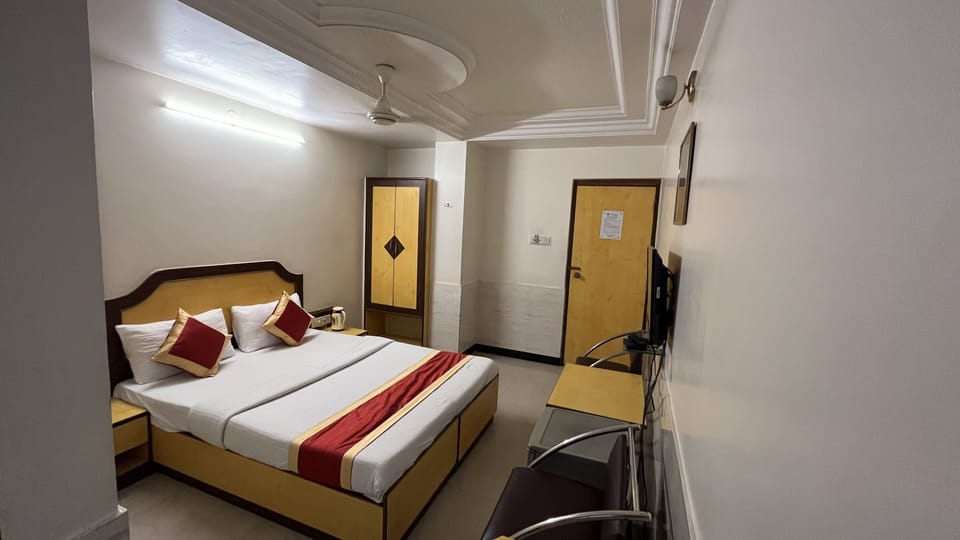 Premium bedding, in-room safe, desk, soundproofing