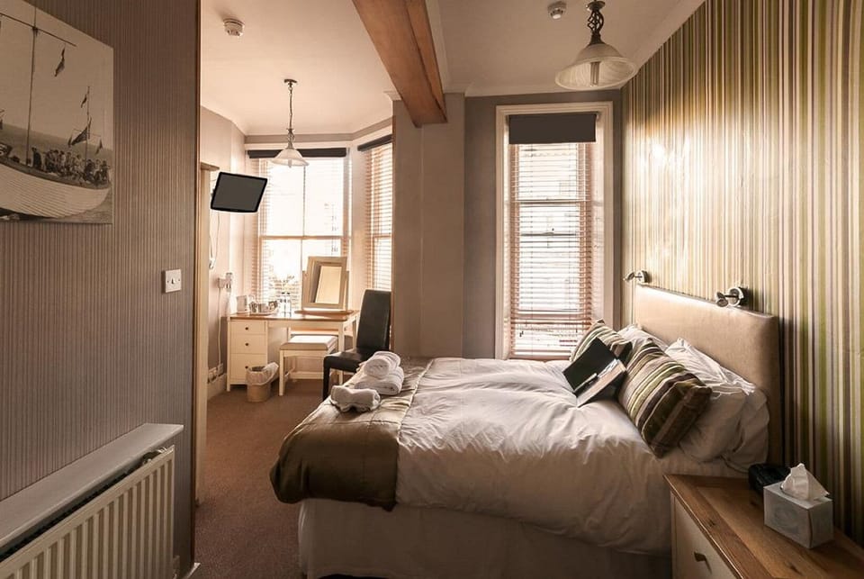 Superior Triple Room, Ensuite (Double/Twin + Sofa)