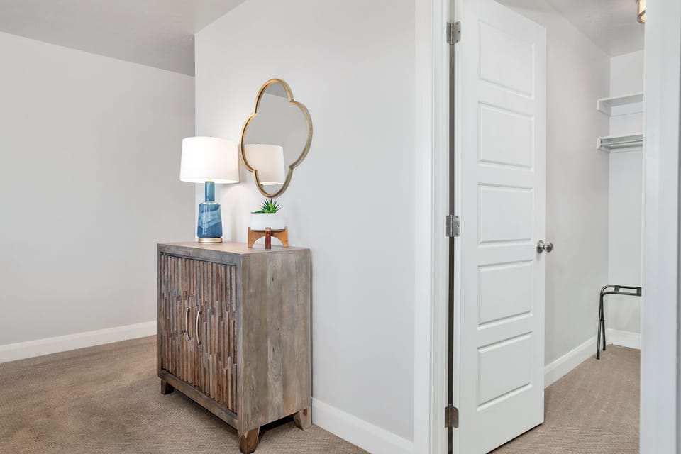Second mäster bedroom walk in closet