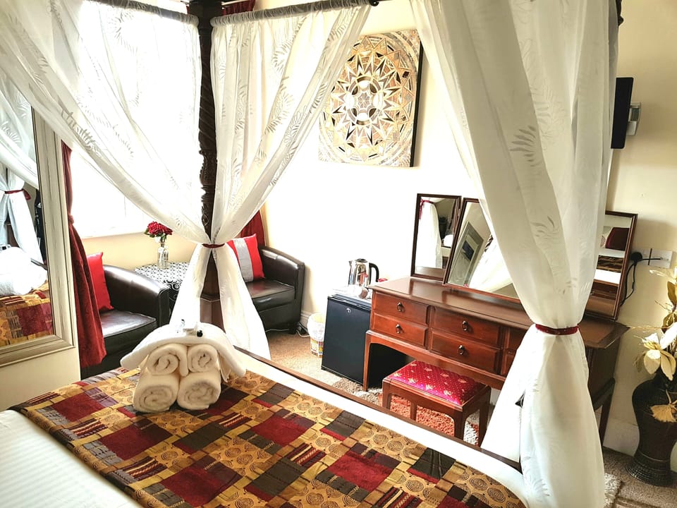 Room (Four Poster Bed) | Desk, soundproofing, iron/ironing board, free WiFi