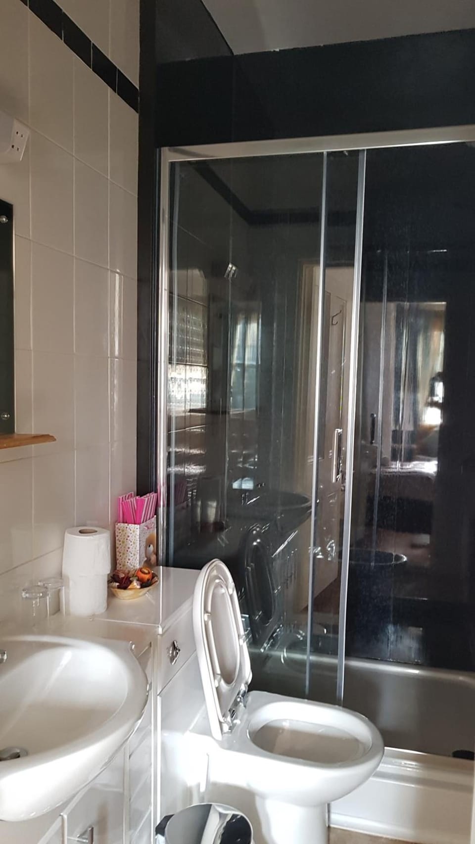 Deluxe Double Room, 1 Bedroom (King) | Bathroom | Shower, free toiletries, hair dryer, towels