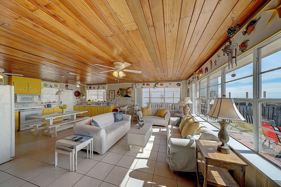 Open living room, dining table & kitchen. Great for creating family memories,