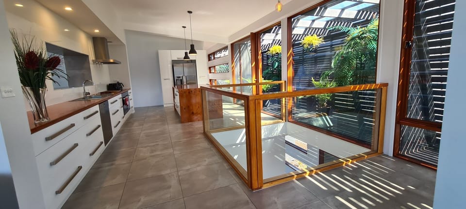 NEW-Grand spectacular luxury Kitchen with an Amazing void and outdoor/Botanical 