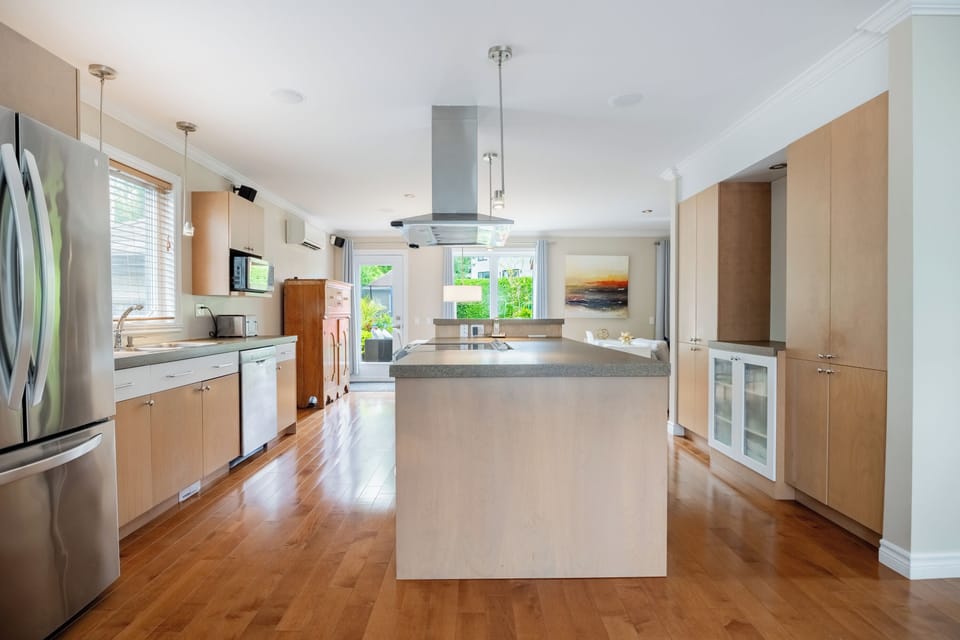 Open space kitchen with big central island to cook and entertain :)