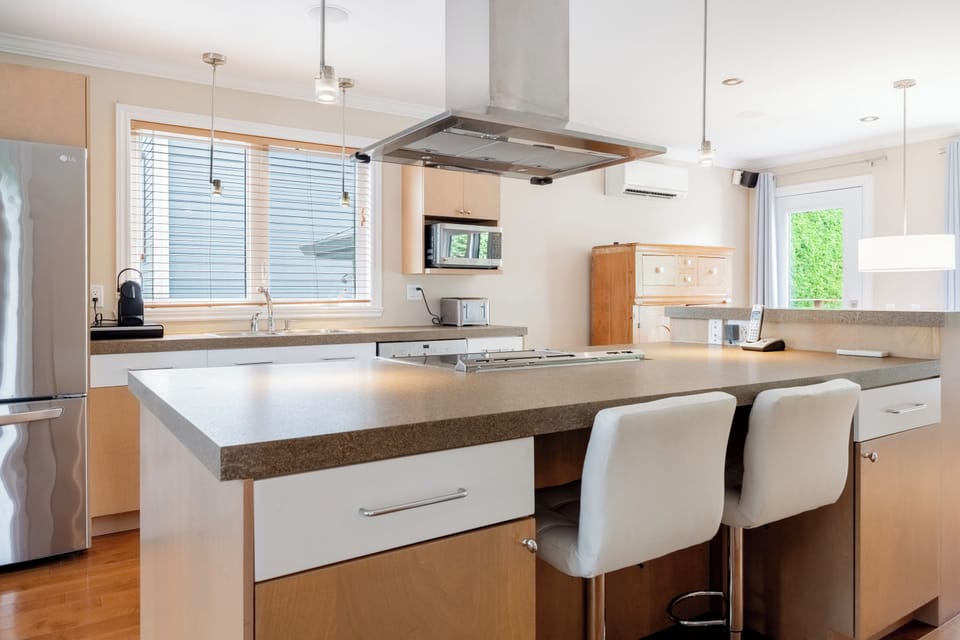 Open floor plan kitchen to cook, interact with your kids and entertain!