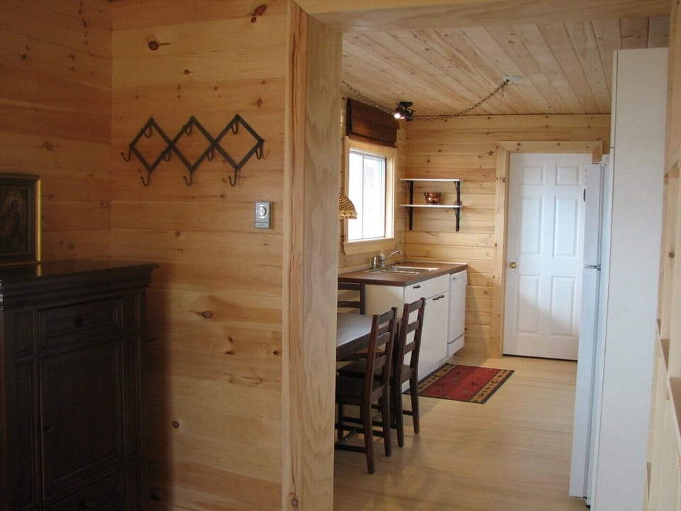 From the hall to the kitchen