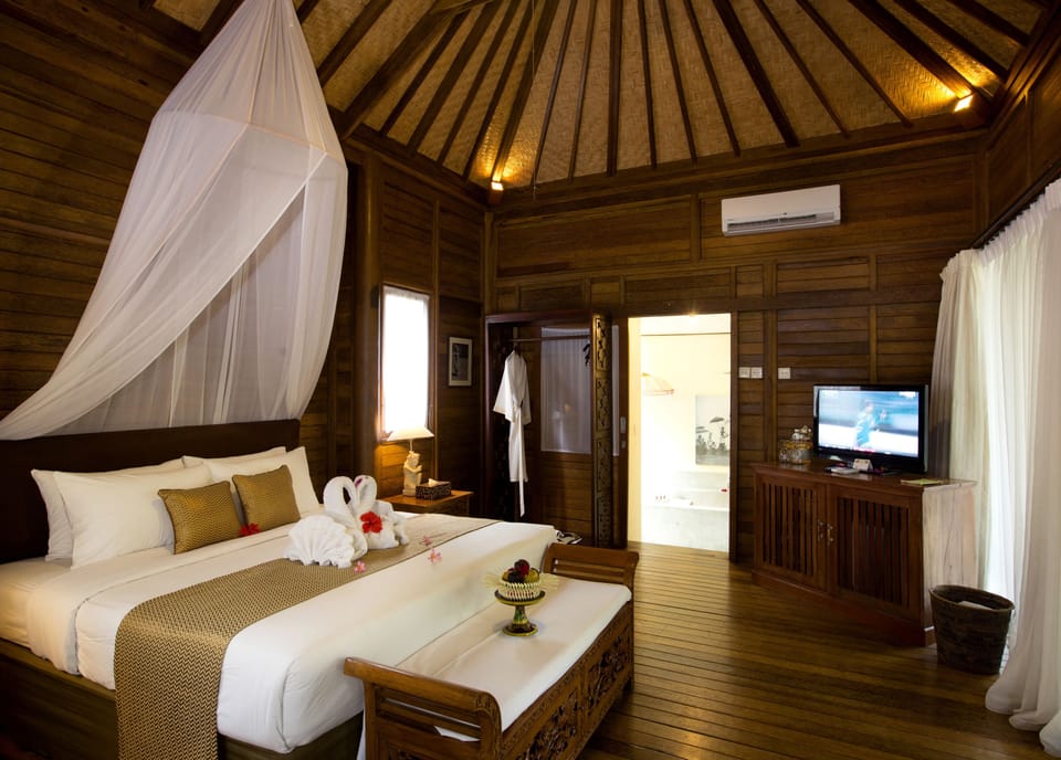 Villa (Residence) | Minibar, in-room safe, desk, iron/ironing board