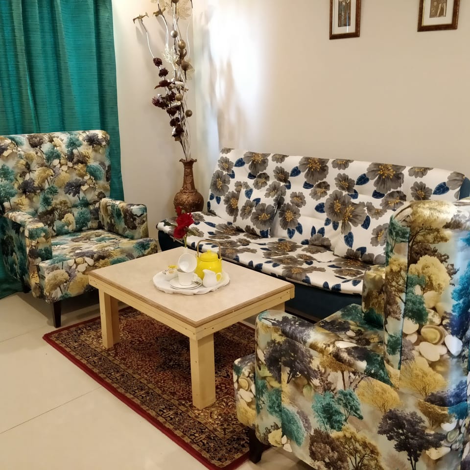 Classic Room, 1 King Bed, Non Smoking, Valley View | Living area | Flat-screen TV
