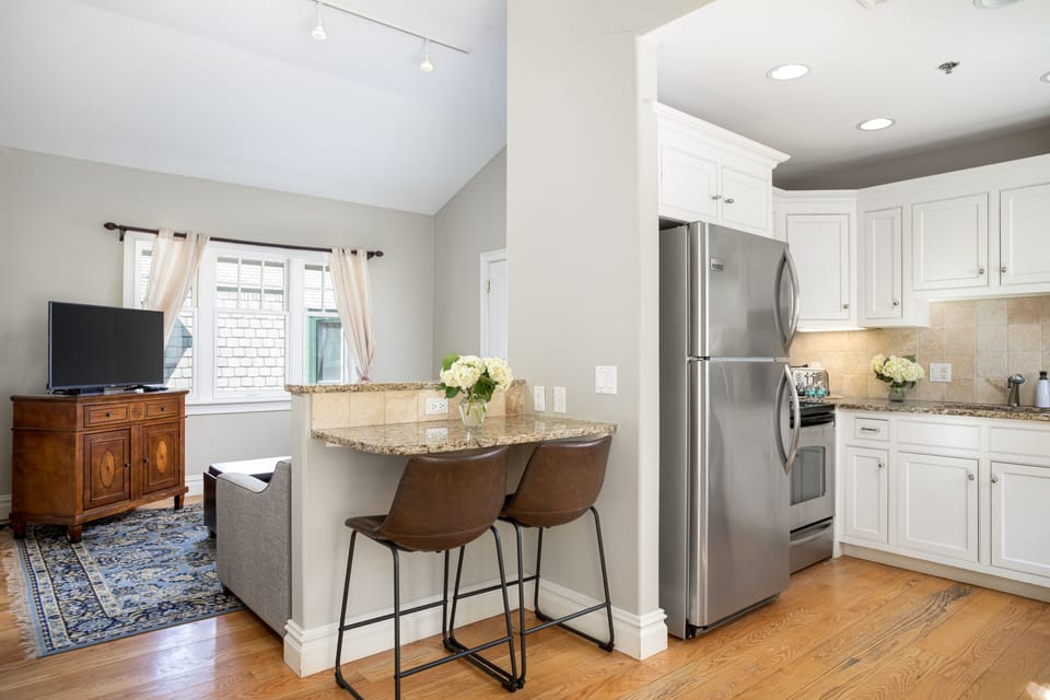 One Bedroom Suite - One-Bedroom Suite - Full Kitchen & Free Parking | In-room dining