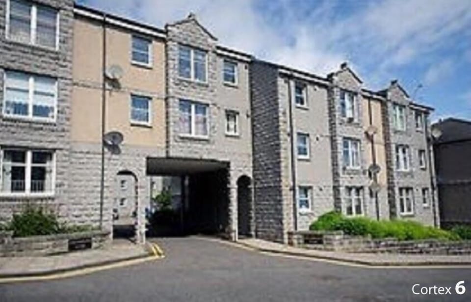 LUXURY CITY CENTRE EXECUTIVE APARTMENT WITH PARKING