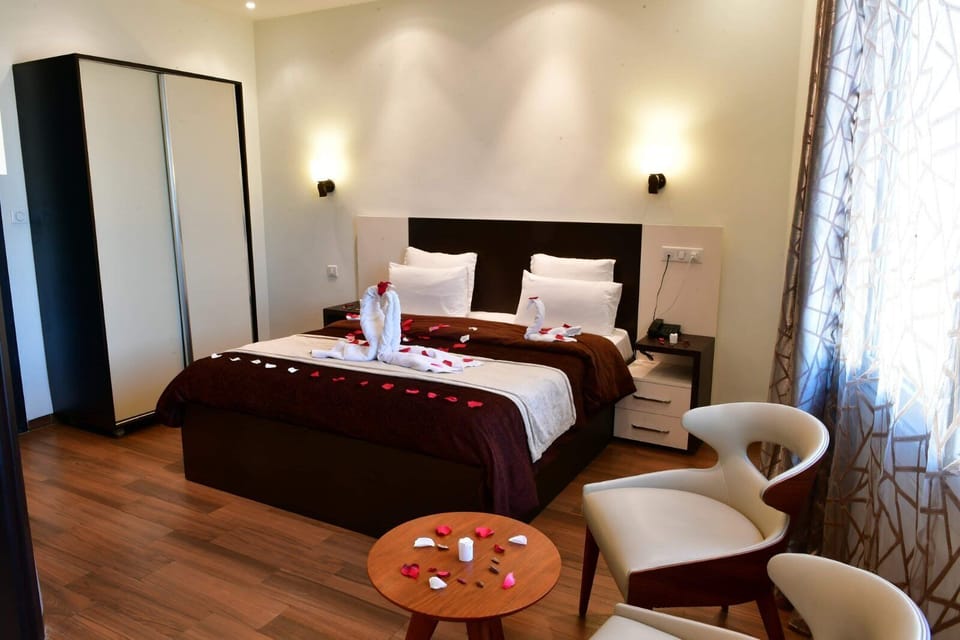 Executive Suite | Minibar, desk, blackout drapes, WiFi (free)