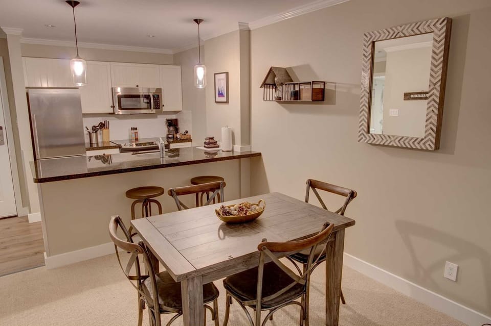 Dining & Kitchen Areas