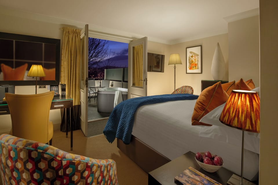 Extra Decadent | Egyptian cotton sheets, premium bedding, minibar (some free items)