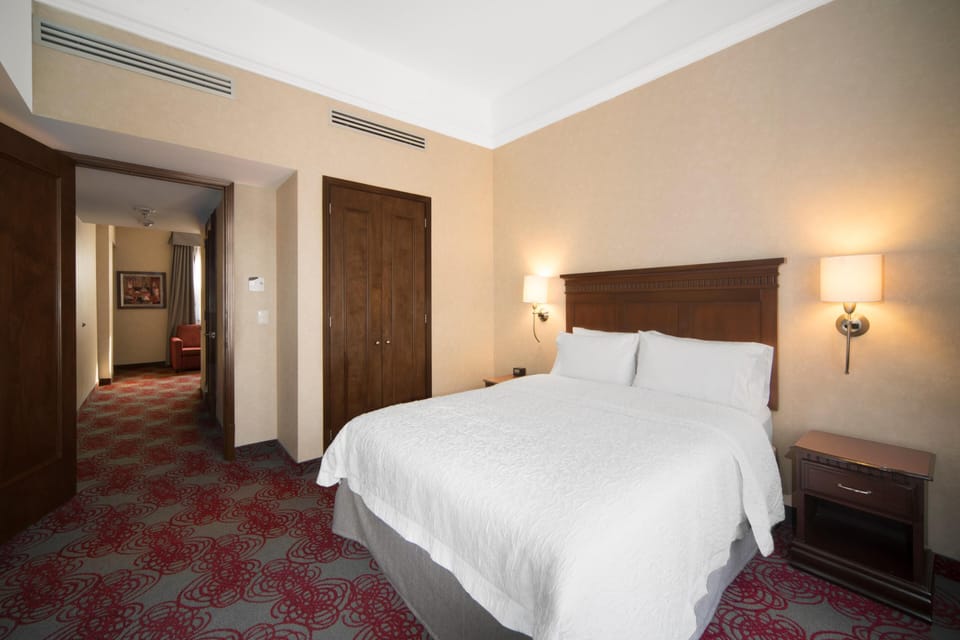 Room, 1 Queen Bed, Accessible, Non Smoking | Living area | 32-inch flat-screen TV with cable channels, TV