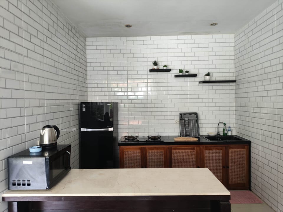 Superior Room | Private kitchen | Shared fridge, microwave, stovetop, cookware/dishes/utensils