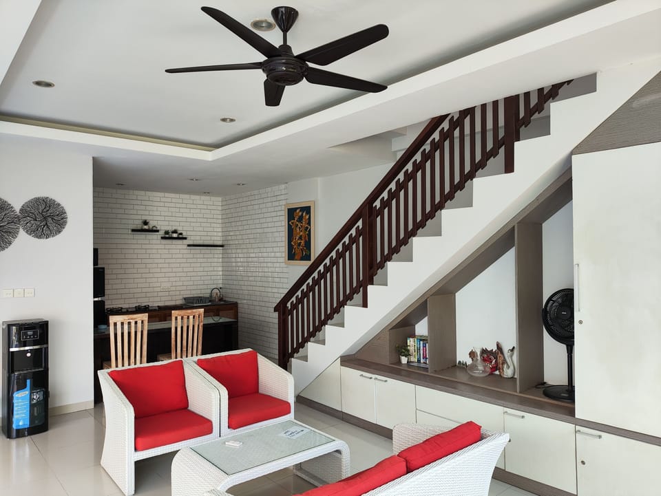 Superior Room | Living area | Flat-screen TV