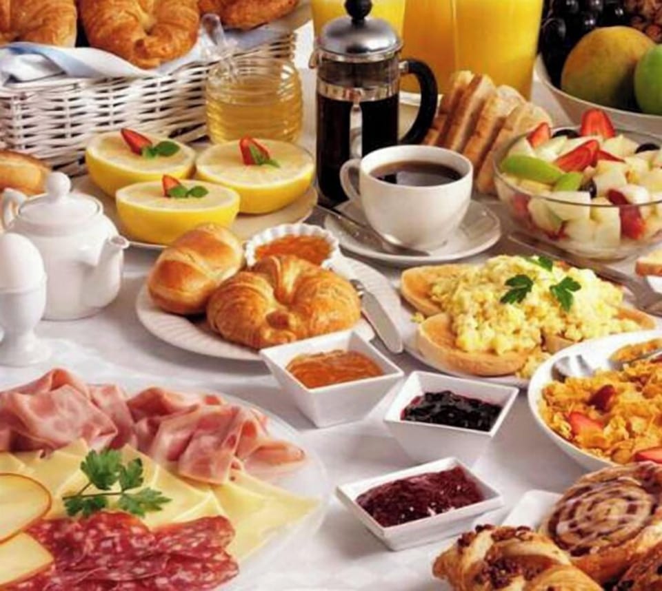 Daily buffet breakfast (CNY 88 per person)