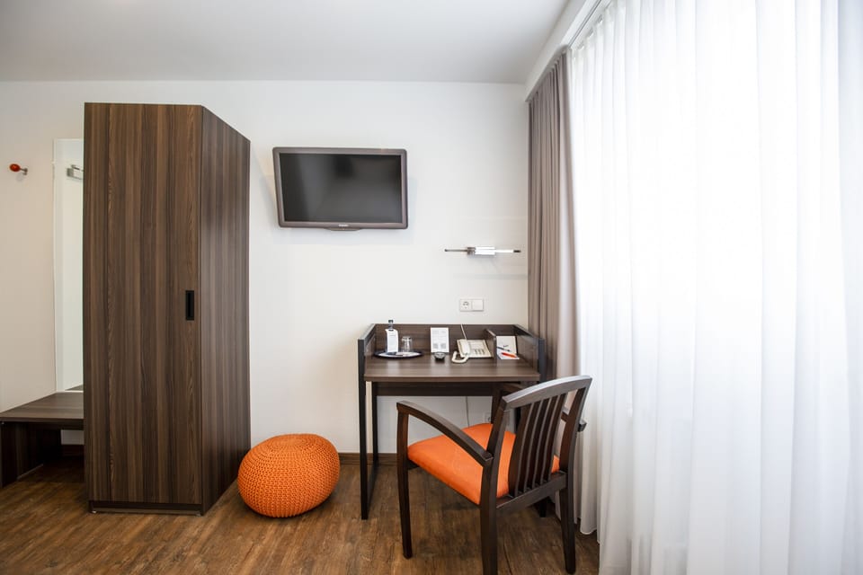 Single Room | Desk, laptop workspace, iron/ironing board, free WiFi