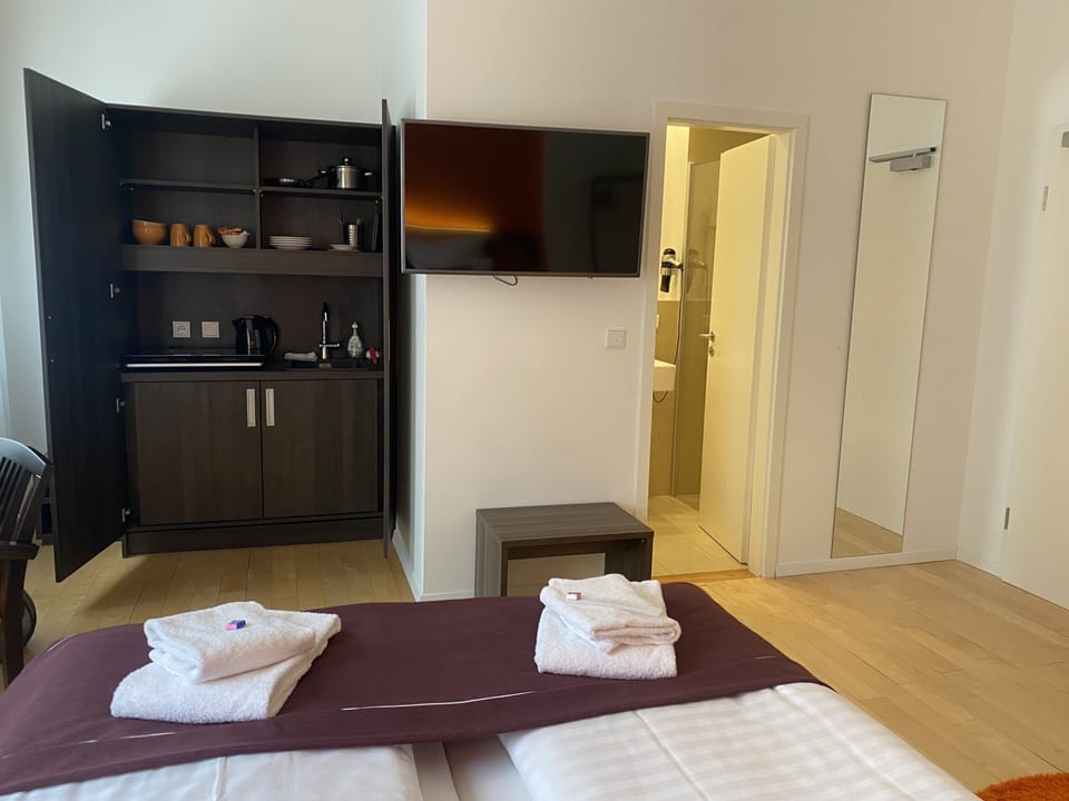 Studio | Desk, laptop workspace, iron/ironing board, free WiFi