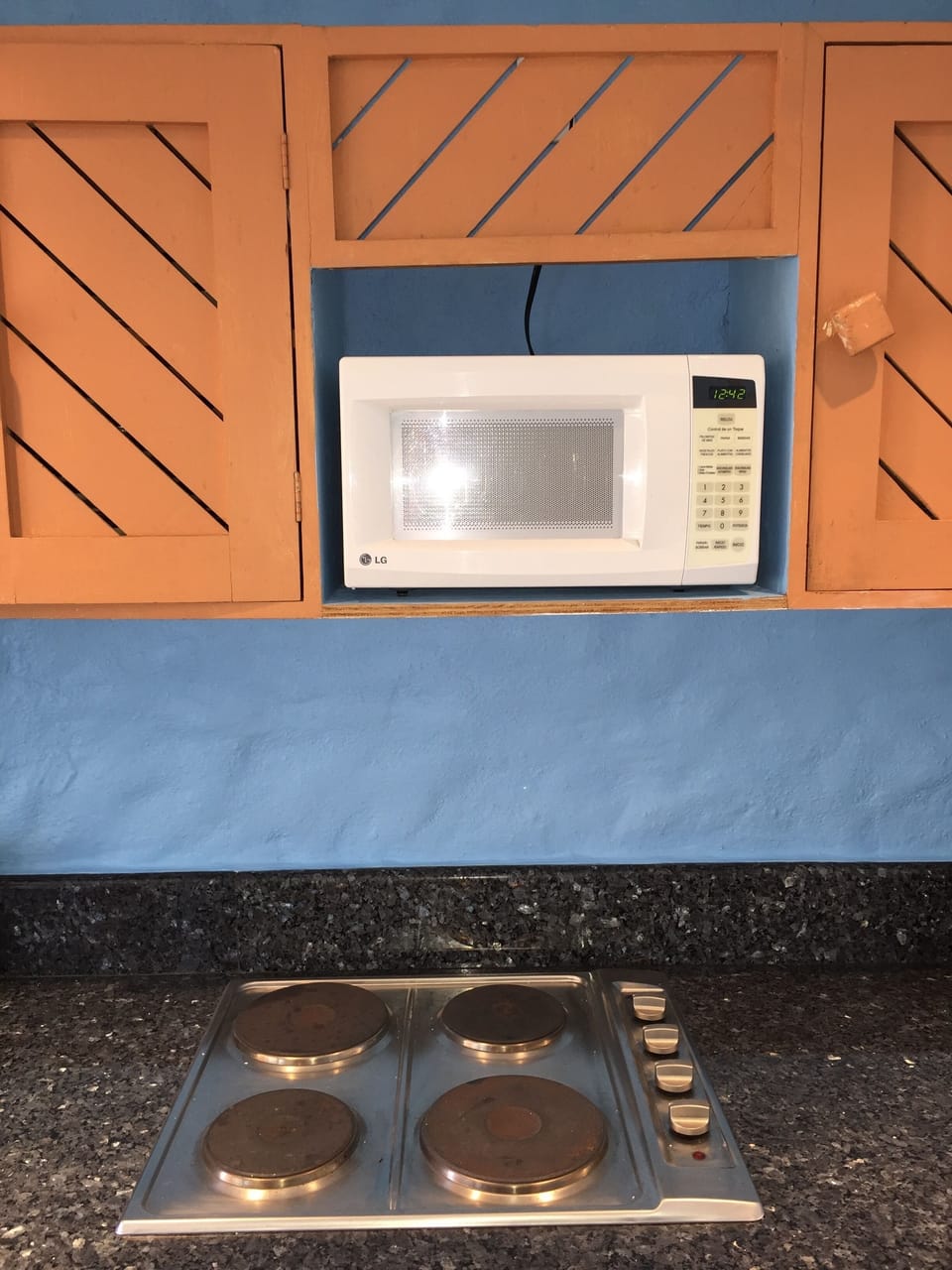 Kitchen 4 Burner Stove Top and Micowave