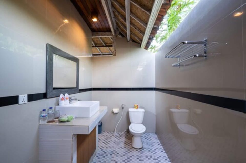 Cottage Pool Access | Bathroom | Shower, rainfall showerhead, free toiletries, towels