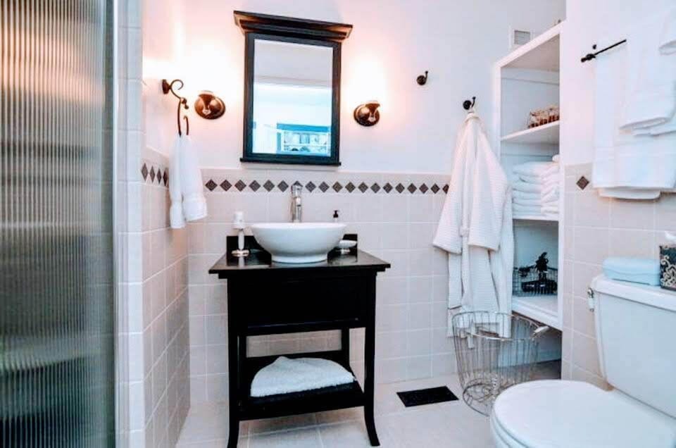 Free toiletries, hair dryer, bathrobes, towels