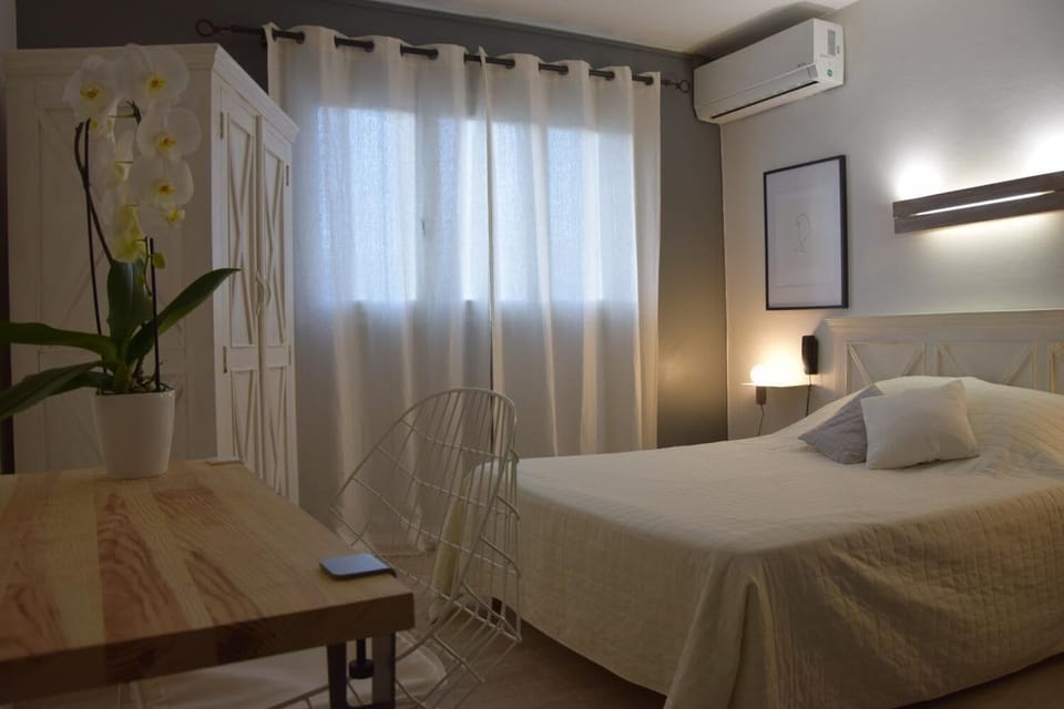 Memory foam beds, desk, free WiFi, bed sheets