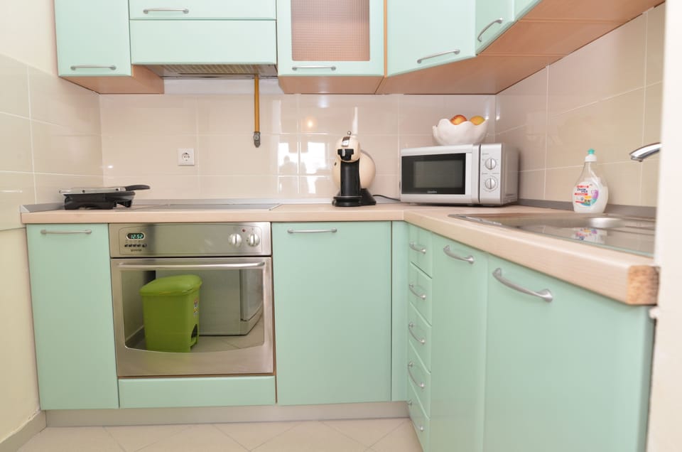 Apartment, City View | Private kitchen | Fridge, microwave, oven, stovetop