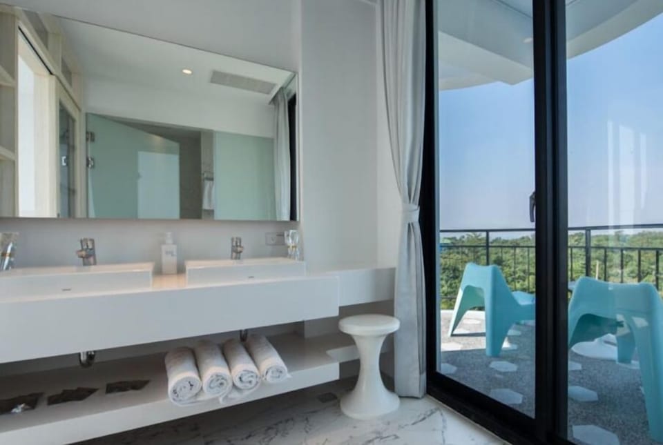 Grand Quadruple Room, 2 Double Beds | Bathroom | Free toiletries, hair dryer, slippers, towels