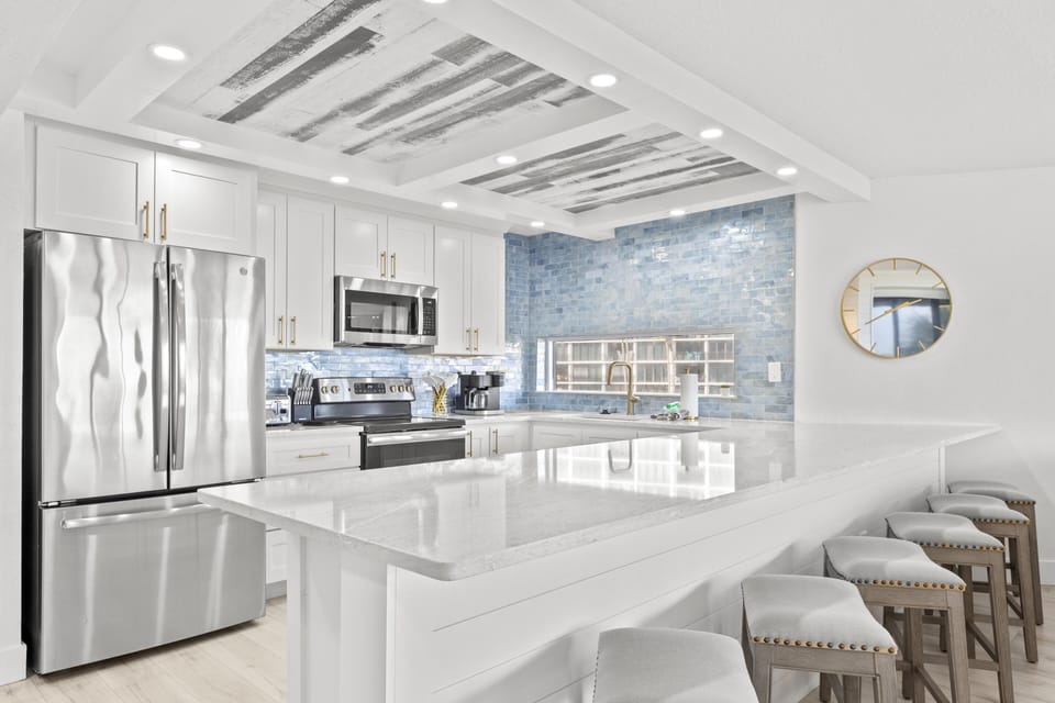 Spacious eat at bar with seating for six!
