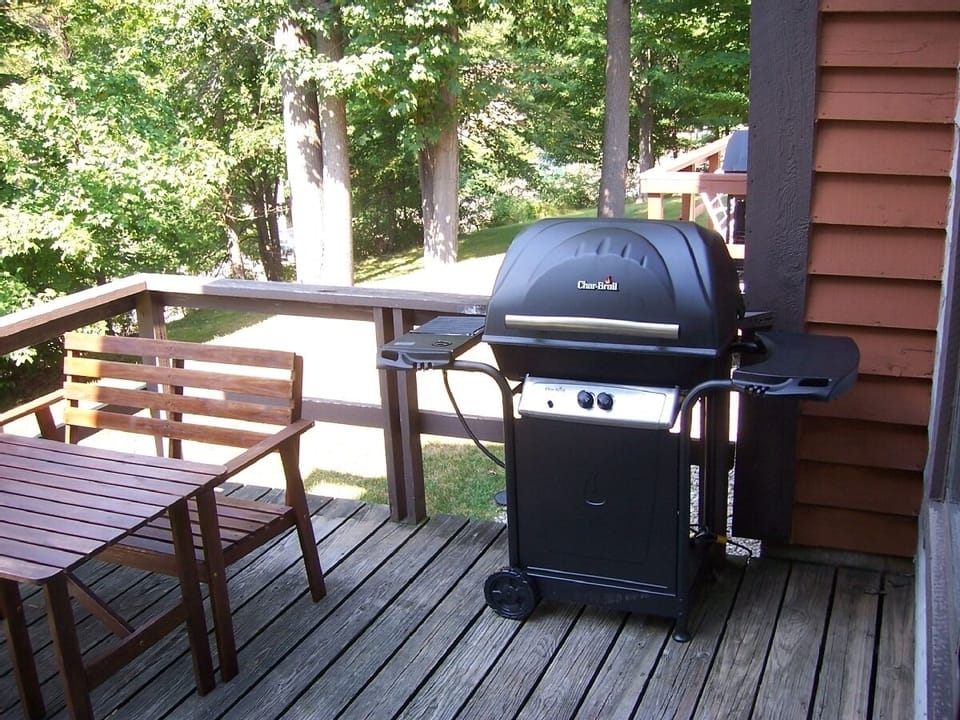 Rear Deck W/Patio Set & Grill