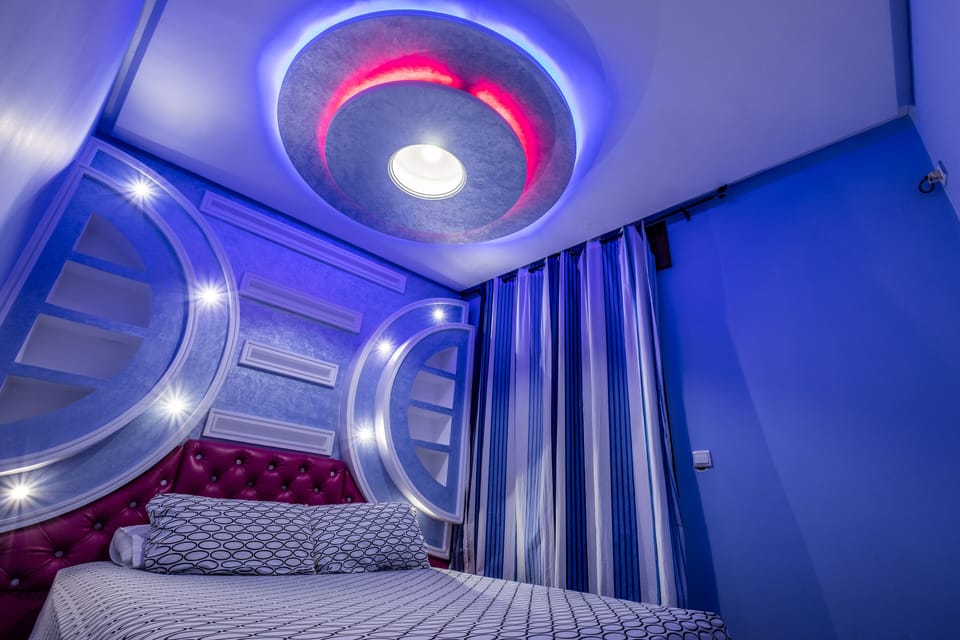 Family Suite, 2 Bedrooms (Hora 7) | Blackout drapes, soundproofing, iron/ironing board, free WiFi