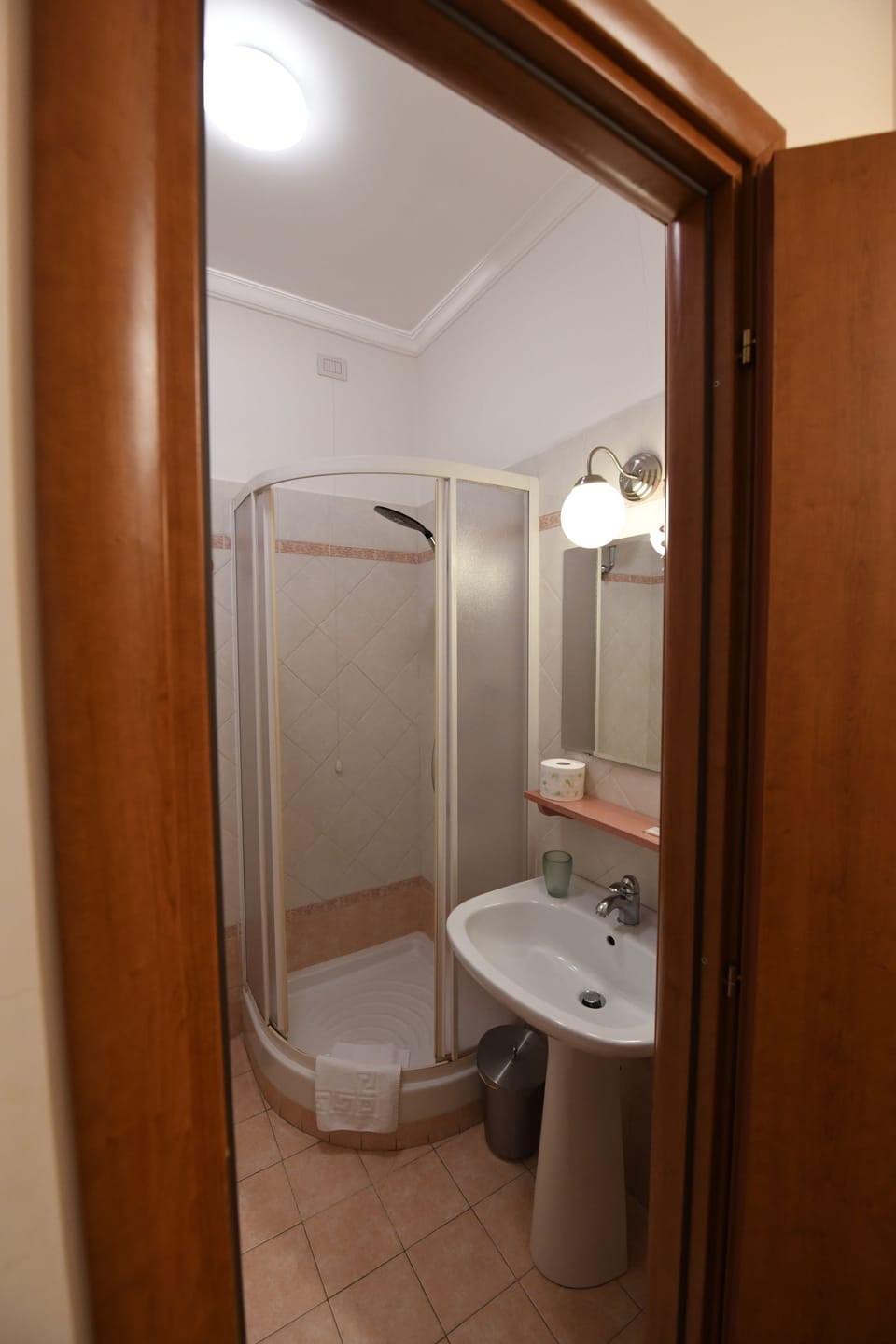 Standard Double Room (Rosa) | Bathroom | Shower, towels