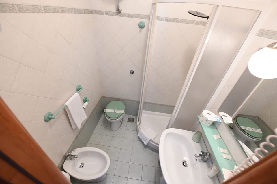 Double Room (Verde) | Bathroom | Shower, towels