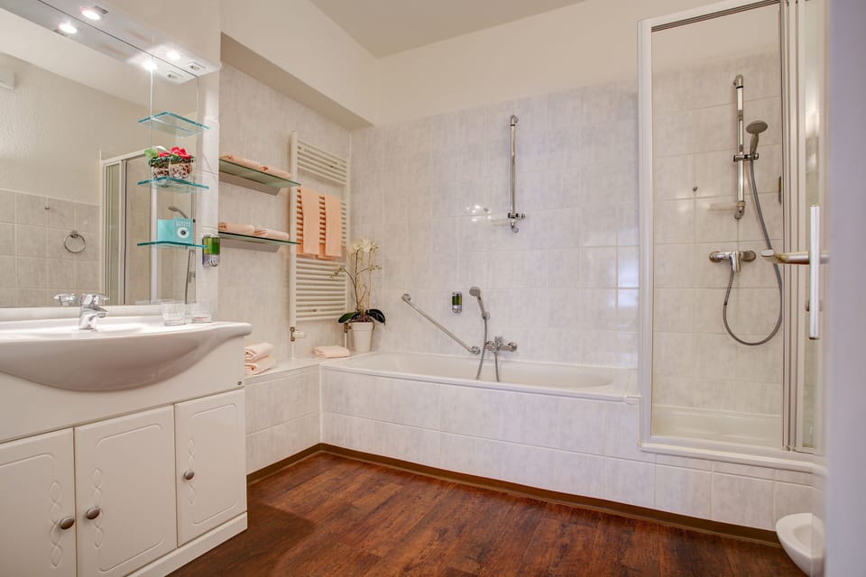 Classic Double Room | Bathroom | Hair dryer, towels, soap, shampoo