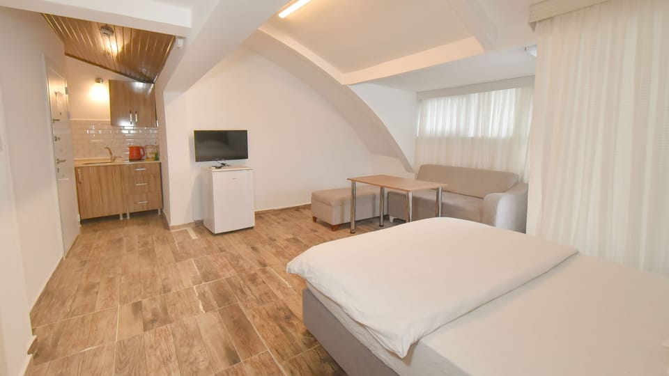 Studio Suite, 1 Queen Bed with Sofa bed, Kitchen, City View | Living area | LCD TV