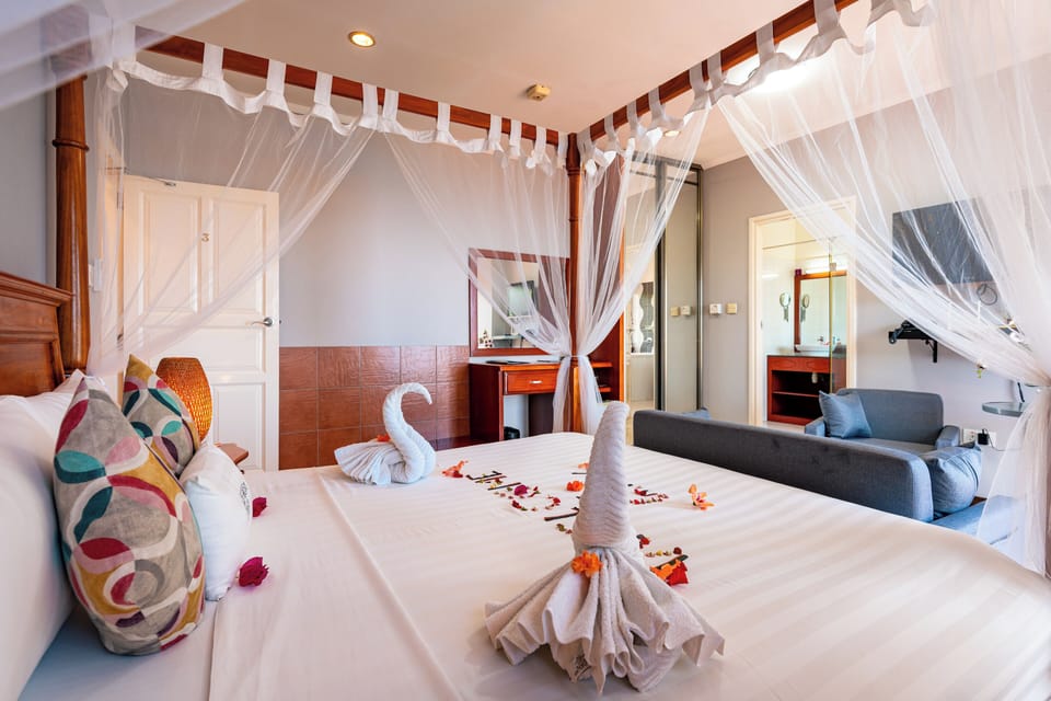 Executive Deluxe Double | In-room safe, iron/ironing board, free WiFi, bed sheets
