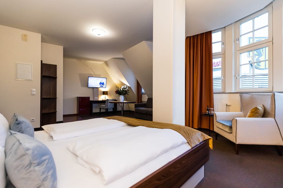 Egyptian cotton sheets, hypo-allergenic bedding, minibar, in-room safe