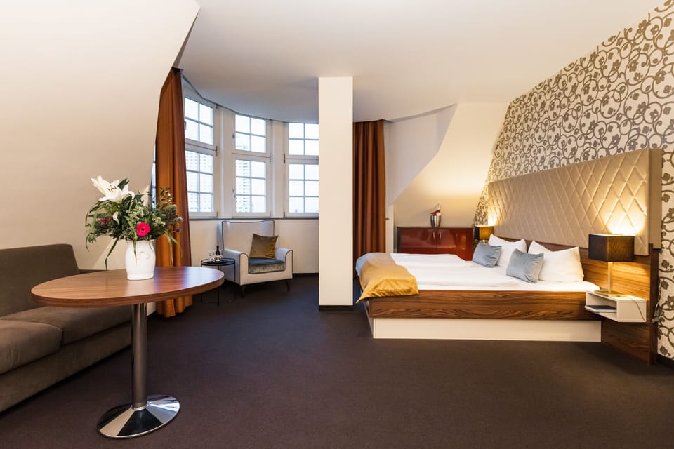 Egyptian cotton sheets, hypo-allergenic bedding, minibar, in-room safe