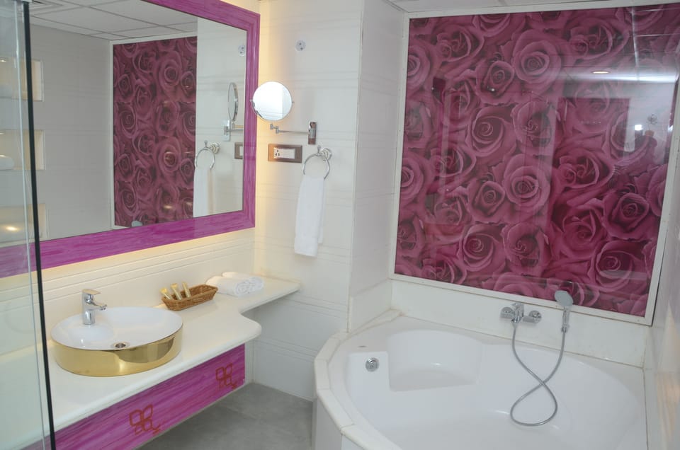 Suite | 1 bedroom, premium bedding, in-room safe, desk