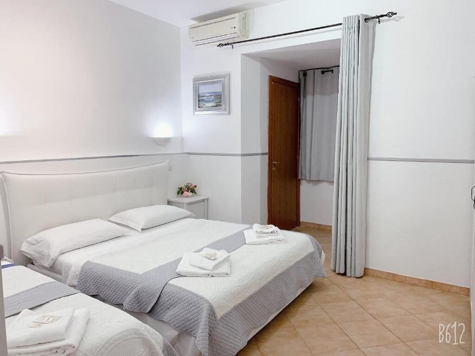 Egyptian cotton sheets, premium bedding, in-room safe, desk