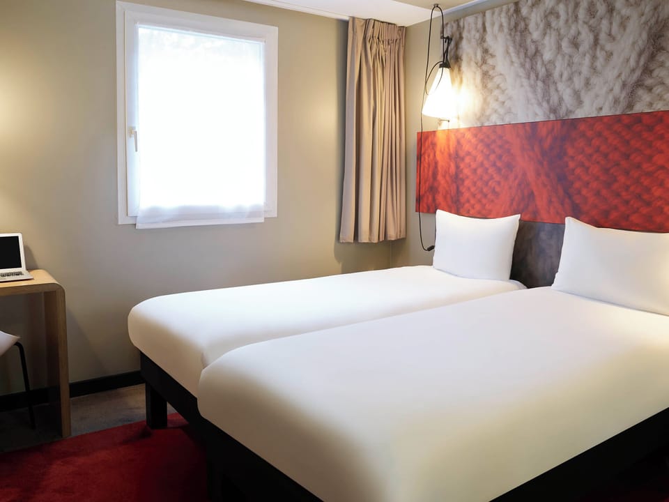 Standard Room, 2 Twin Beds | Premium bedding, desk, laptop workspace, blackout drapes