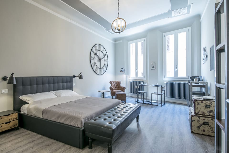 Deluxe Suite | Desk, soundproofing, free WiFi, bed sheets