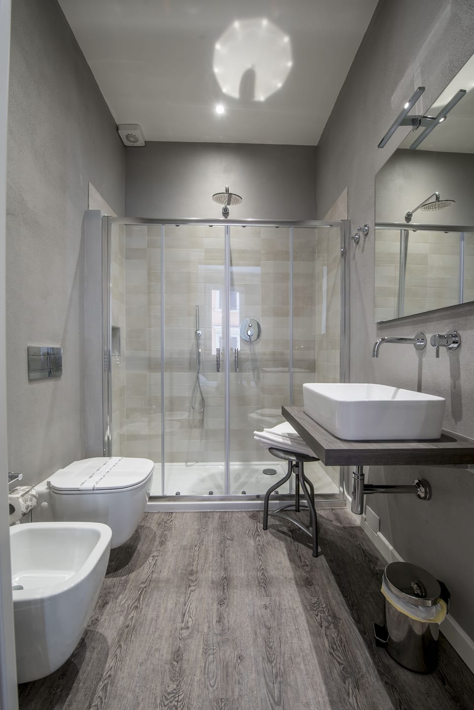 Junior Suite | Bathroom | Shower, free toiletries, hair dryer, slippers